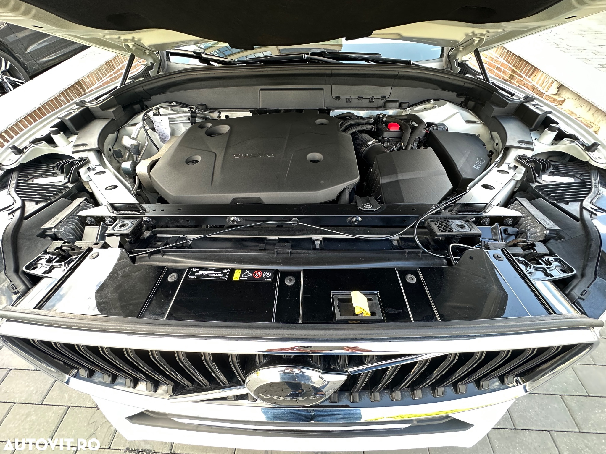Volvo XC 60 B4 MHEV AT8 FWD Momentum Pro - 24