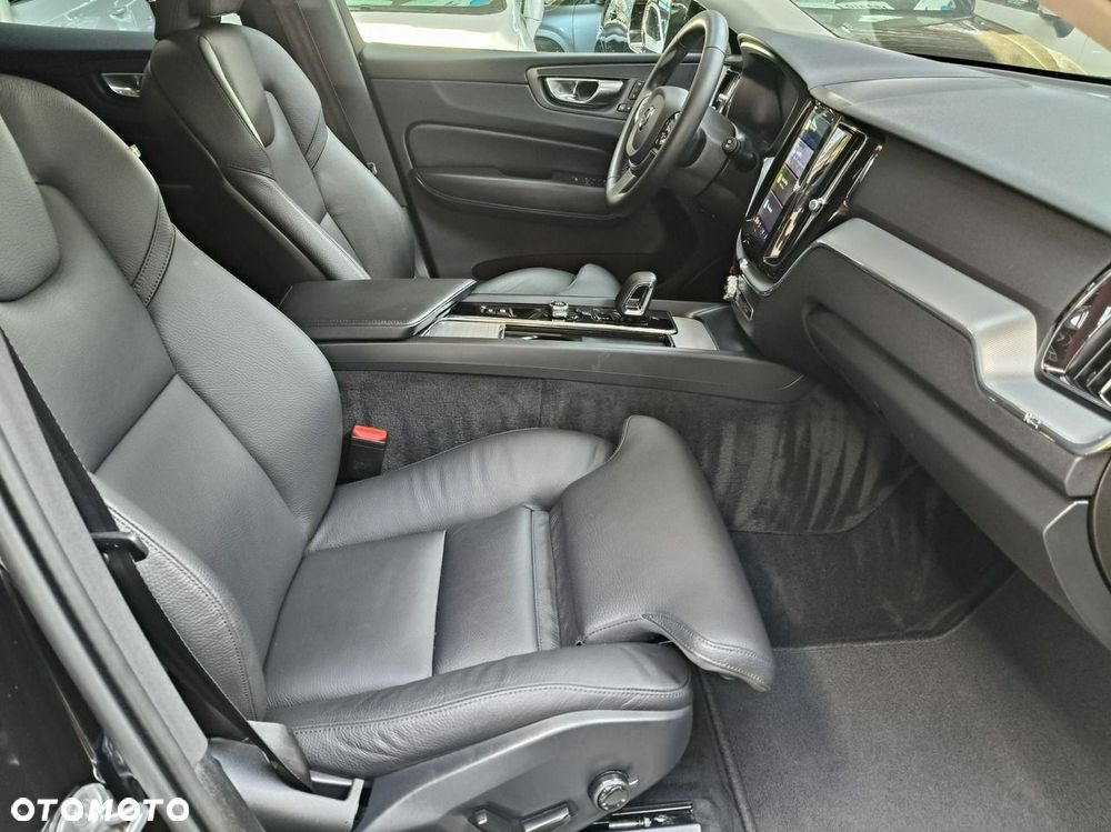 Volvo XC 60 B4 D AWD Ultimate Dark - 19