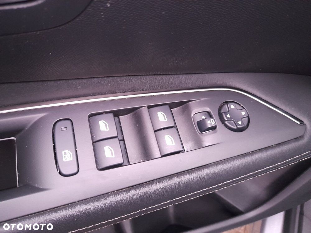 Peugeot 3008 1.2 PureTech Allure S&S EAT8 - 11