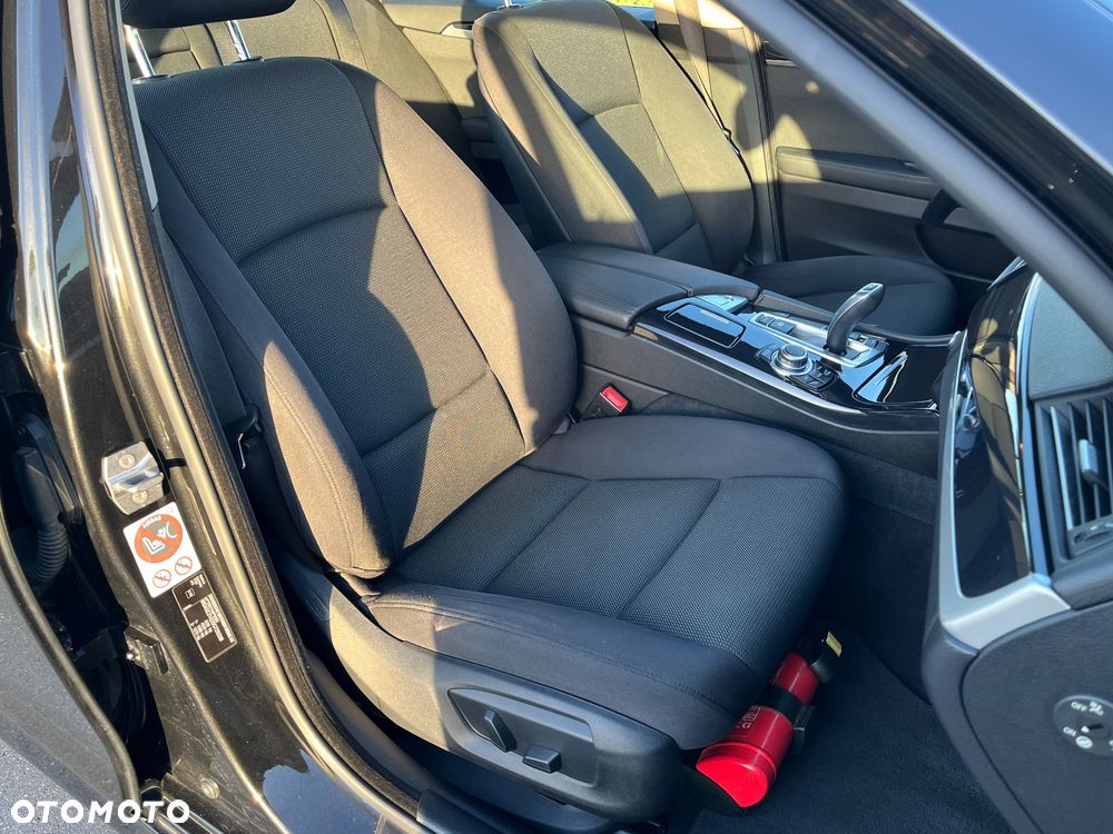 BMW Seria 5 518d Sport - 30