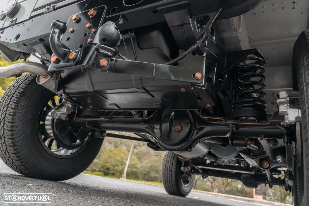 Land Rover Defender - 29