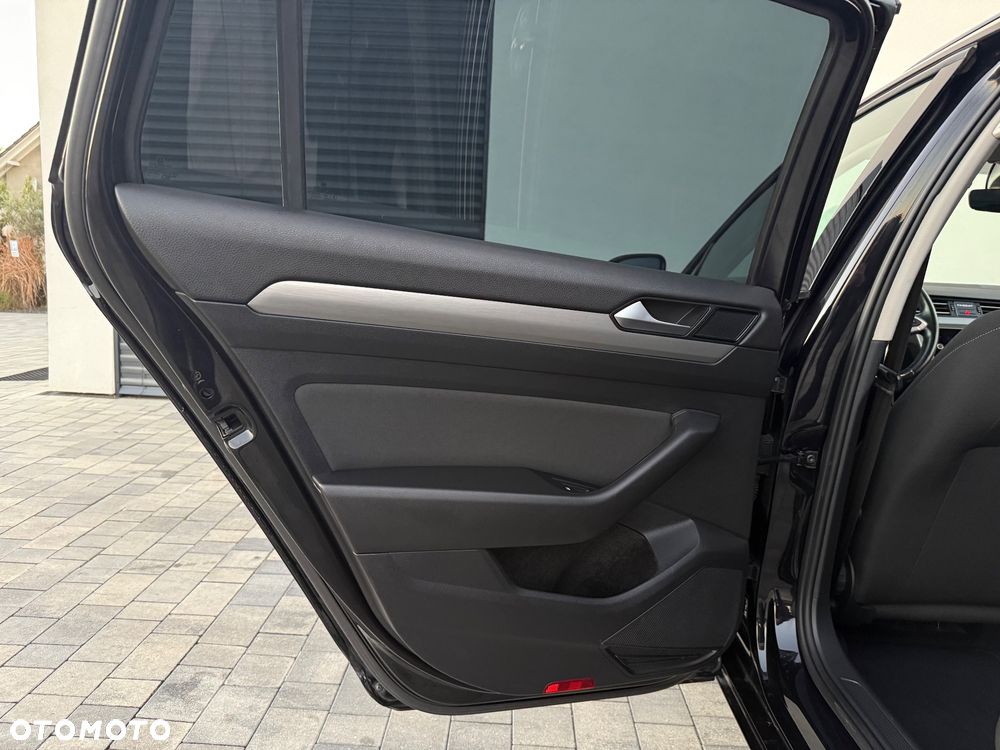 Volkswagen Passat 2.0 TDI SCR DSG Conceptline - 37