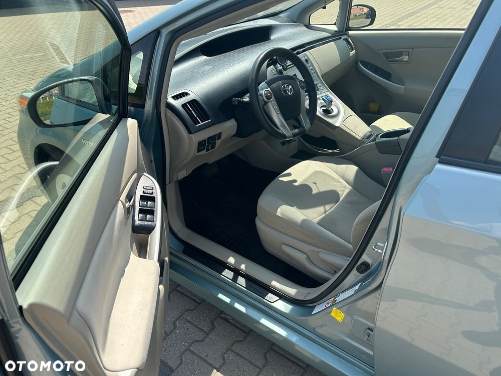 Toyota Prius (Hybrid) - 8