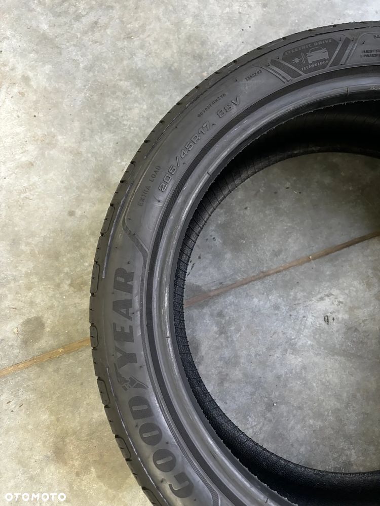 Opony letnie Goodyear Efficientgrip Performance - 205/45R17 - 4