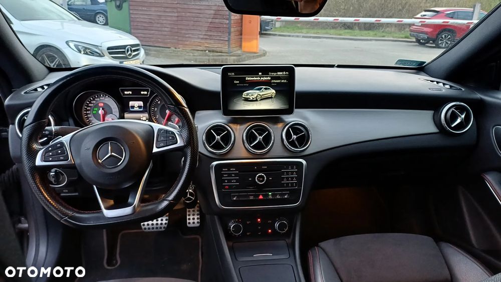 Mercedes-Benz CLA 200 7G-DCT AMG Line - 12