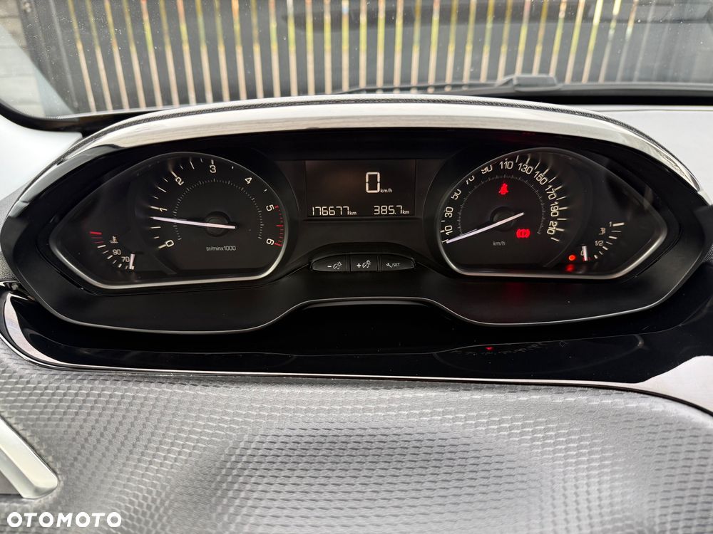 Peugeot 2008 BlueHDi 100 STOP & START Signature - 23