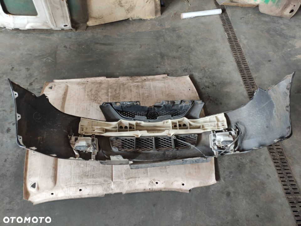 ZDERZAK + LAMPY MAZDA 323 BJ - 15