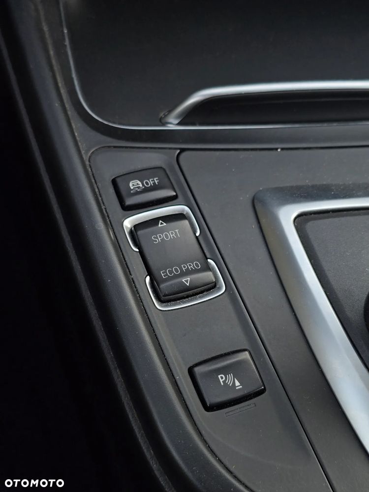 BMW Seria 3 320d Sport Line - 28