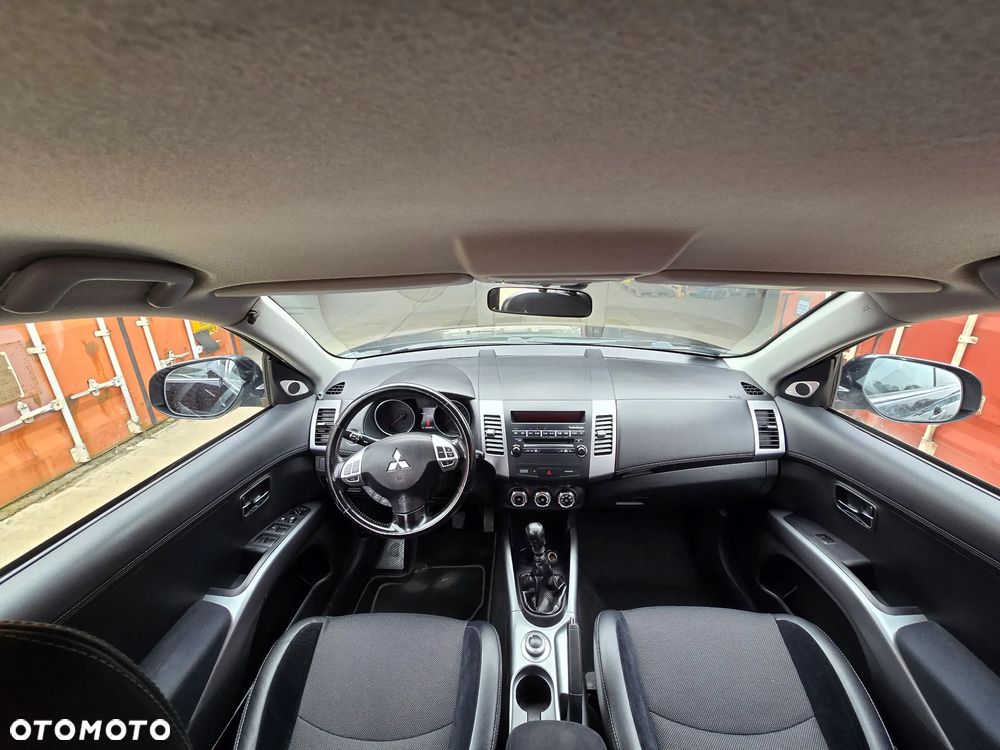 Mitsubishi Outlander 2.0 DID Intense + - 32