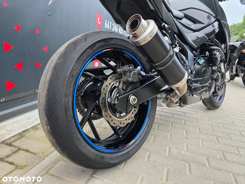 Suzuki GSX - 24