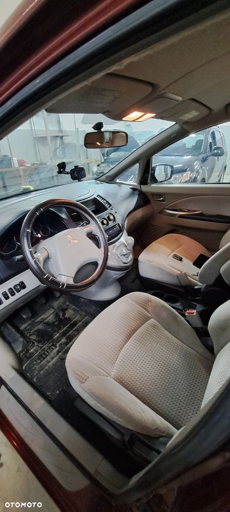 Mitsubishi Grandis - 7