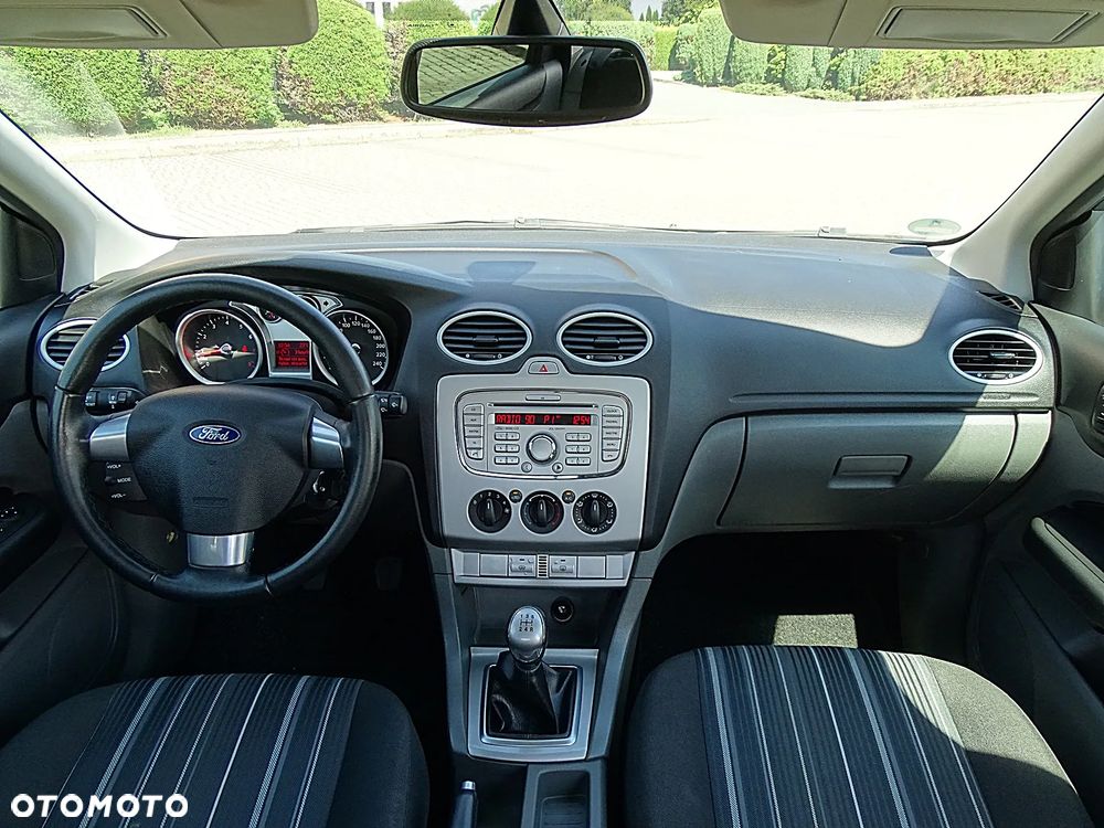 Ford Focus 1.6 16V Ghia - 29