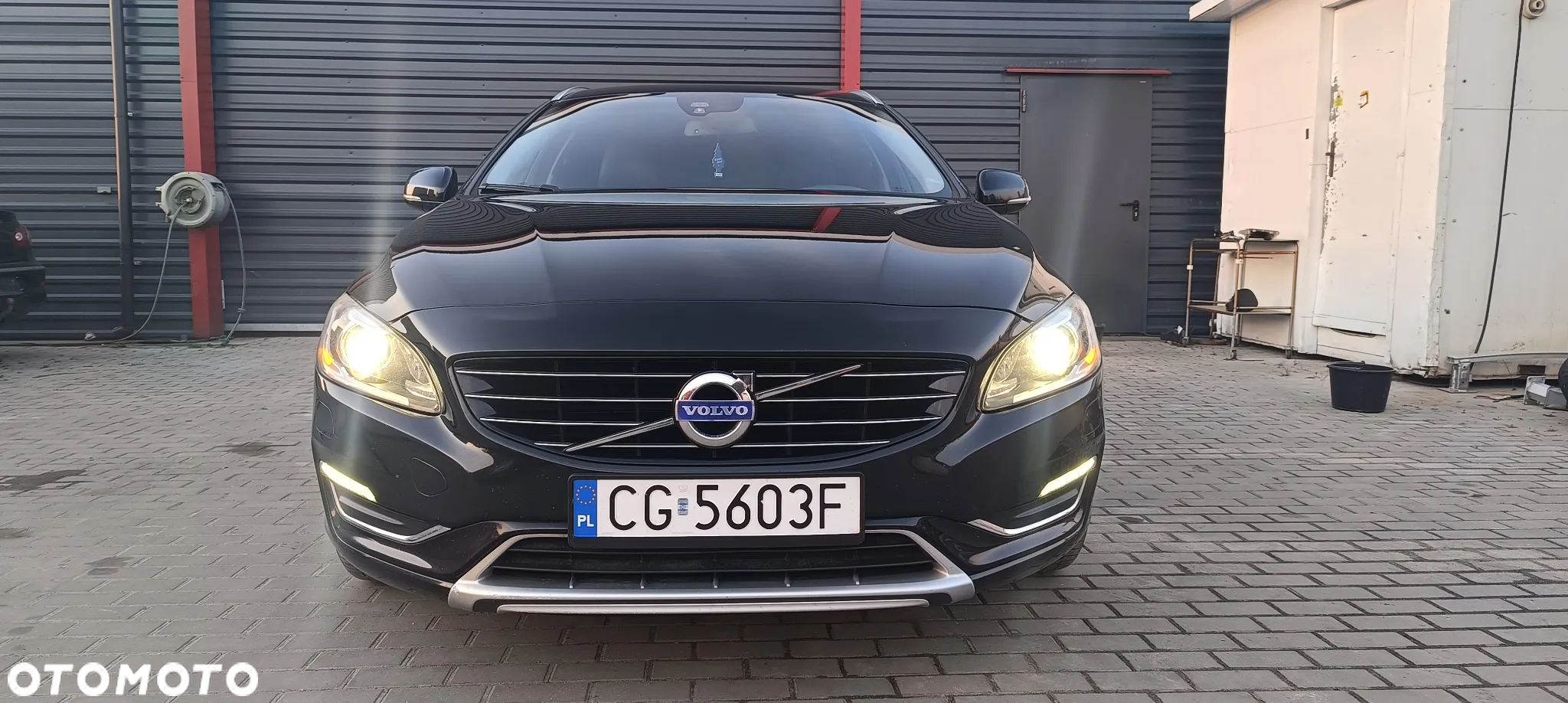 Volvo V60 D6 AWD Plug-in Hybrid Summum - 32