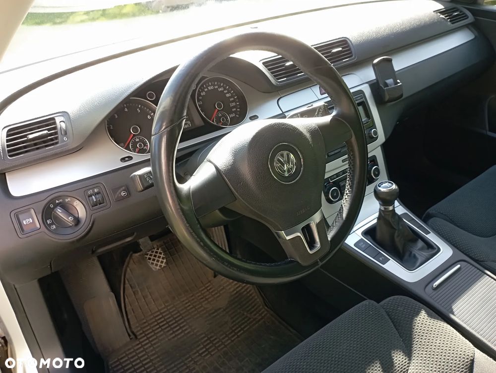 Volkswagen Passat 1.6 Comfortline - 6