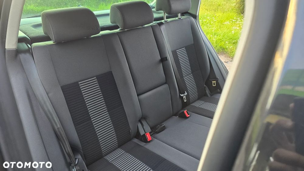 Volkswagen Golf Plus 1.9 TDI DPF Comfortline BlueMotion - 27
