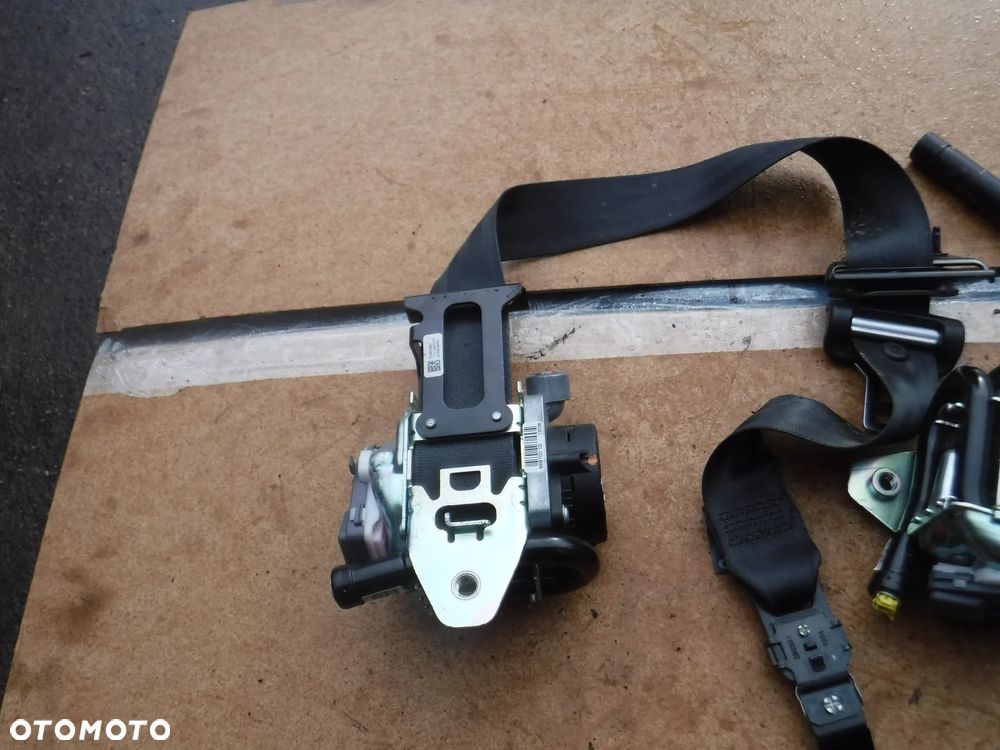 Volvo S60 II V60 pas bezpieczenstwa tyl napinacz - 1