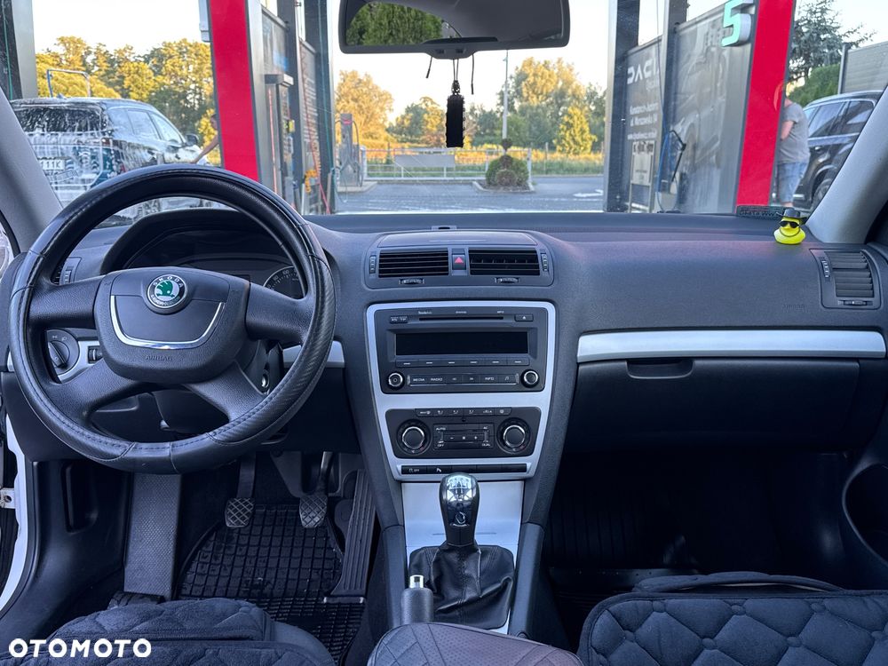 Skoda Octavia 1.6 Ambiente - 14