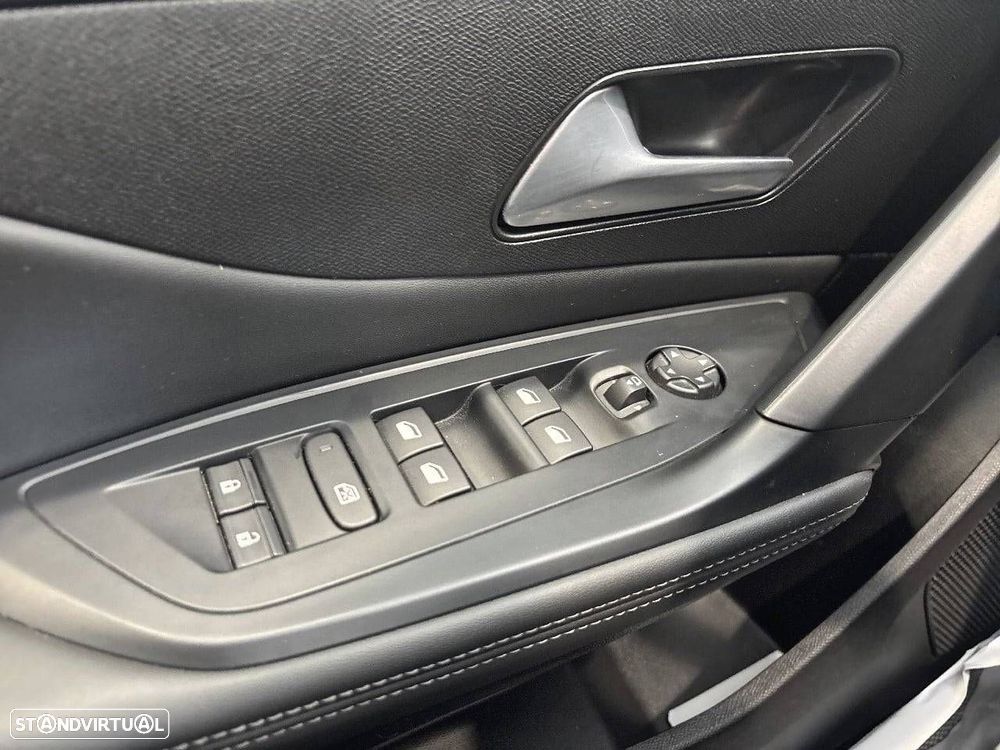 Peugeot 408 1.2 Hybrid Allure e-DCS6 - 19