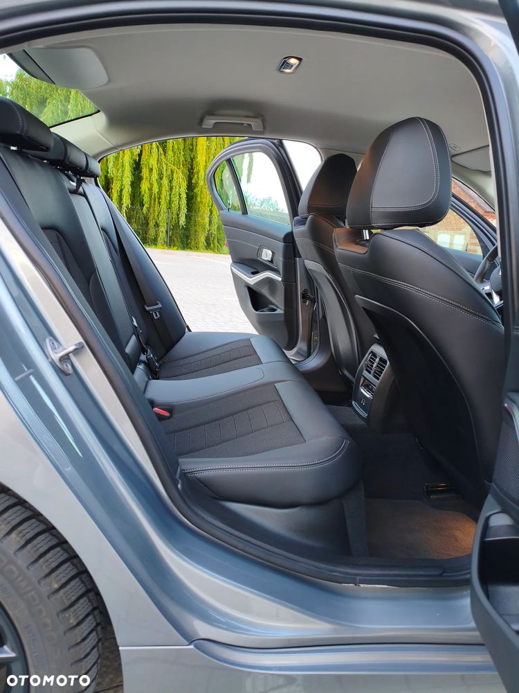 BMW Seria 3 320d xDrive mHEV - 18