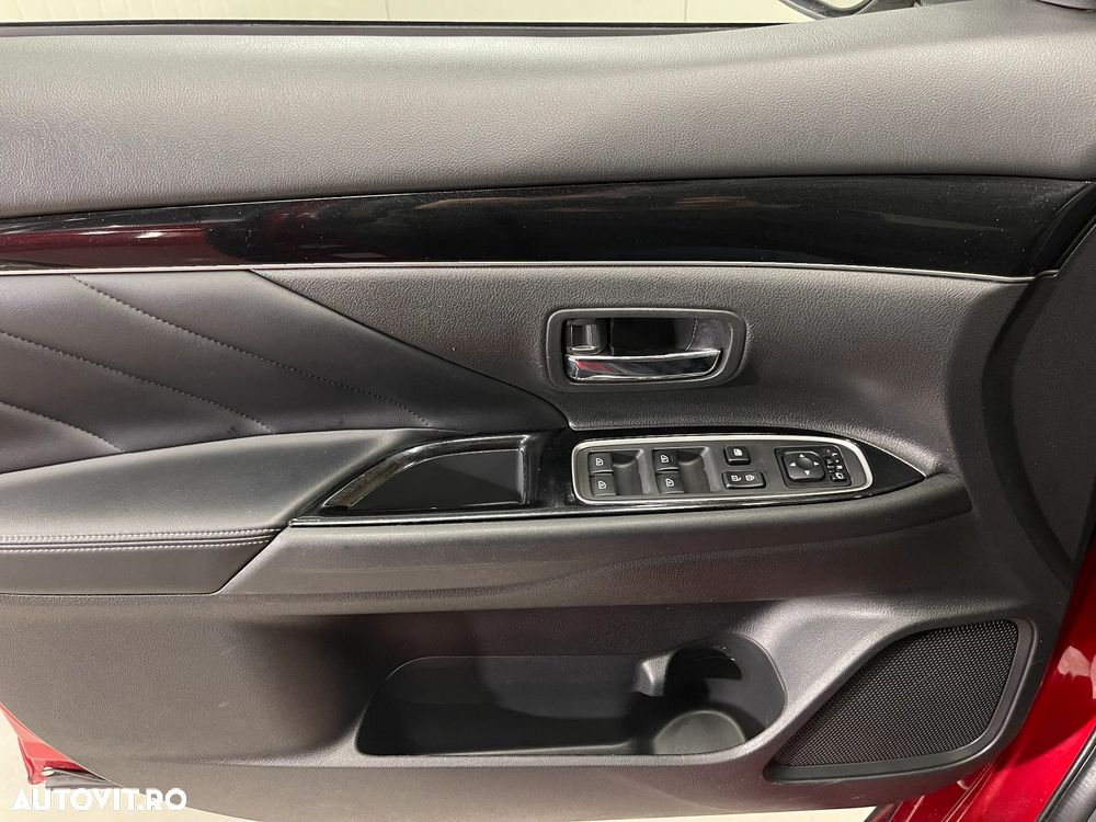 Mitsubishi Outlander 2.4 4WD Plug-In Hybrid - 21