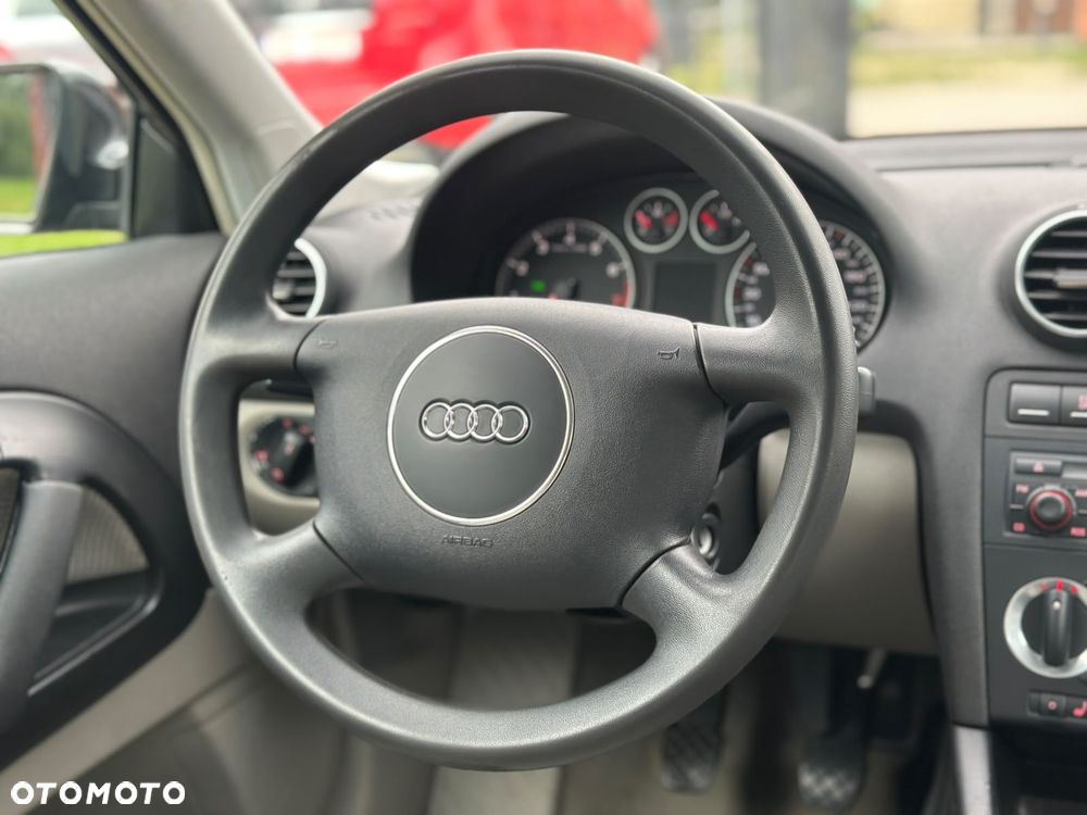 Audi A3 3-drzwiowe 1.6 Attraction - 19