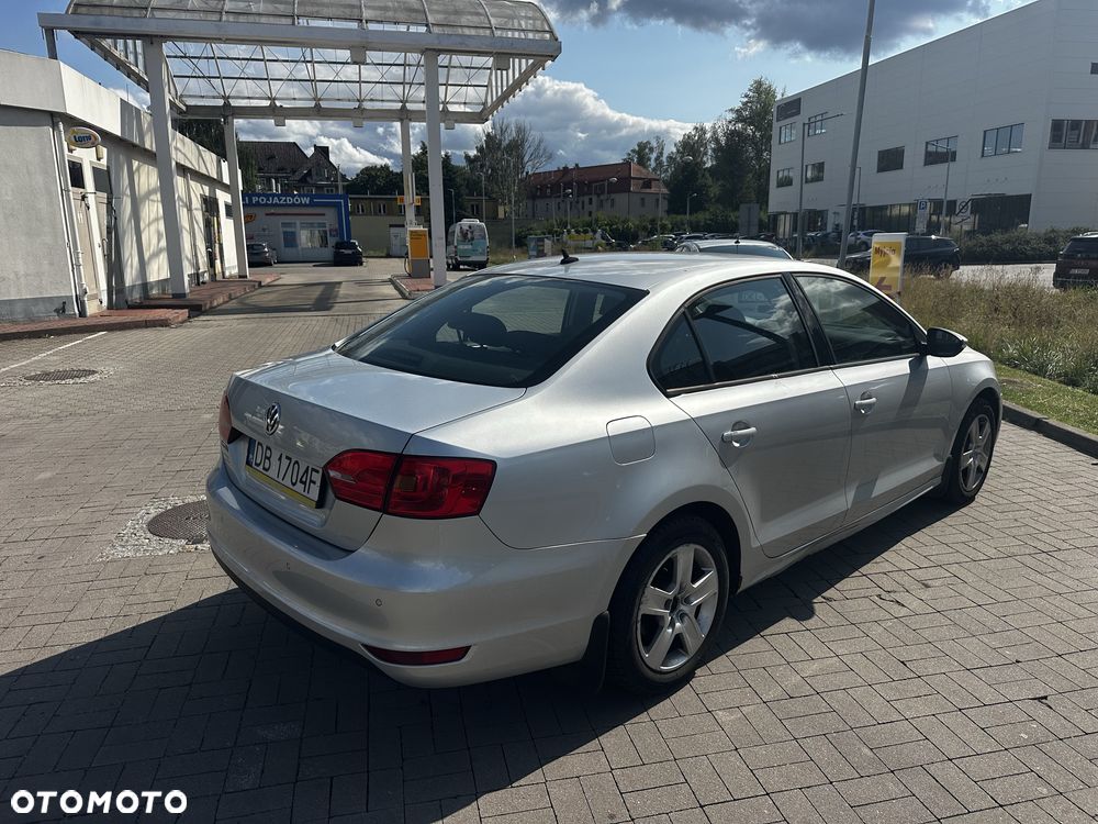 Volkswagen Jetta - 4