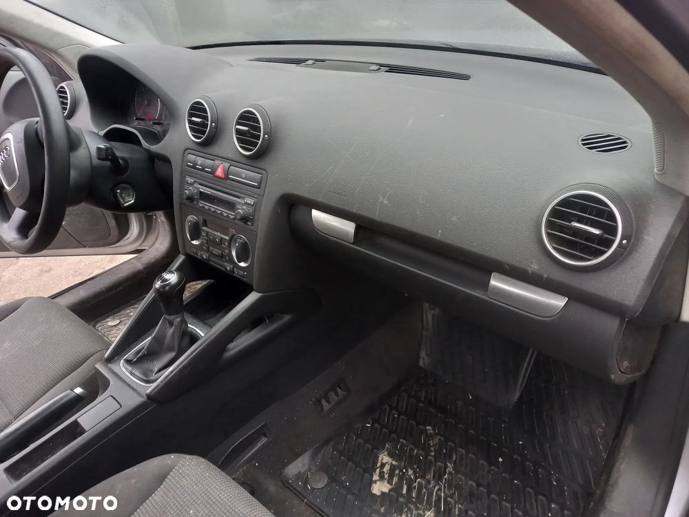 AUDI A3 8P PULPIT KONSOLA DESKA ROZDZIELCZA - 2