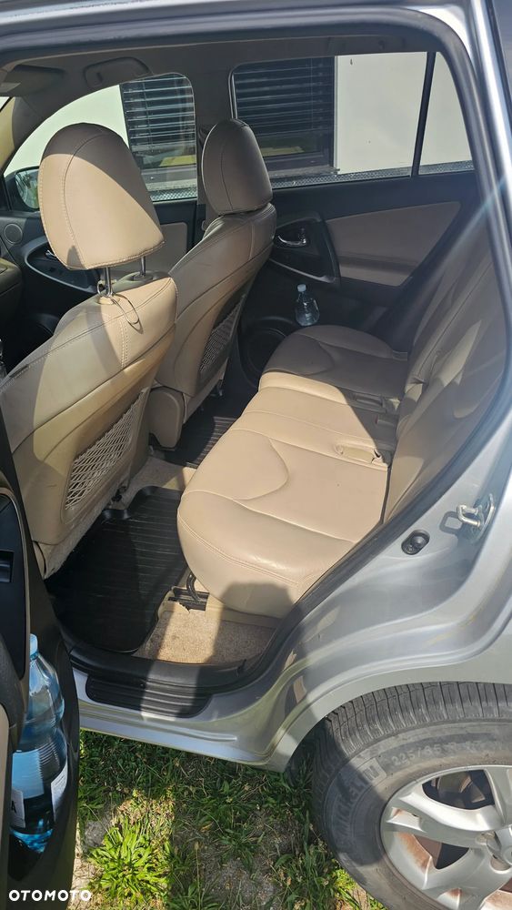 Toyota RAV4 - 8