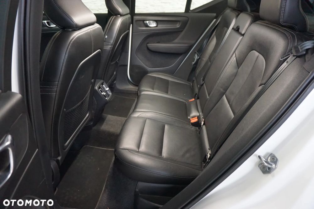 Volvo XC 40 B4 B AWD Momentum Pro - 23