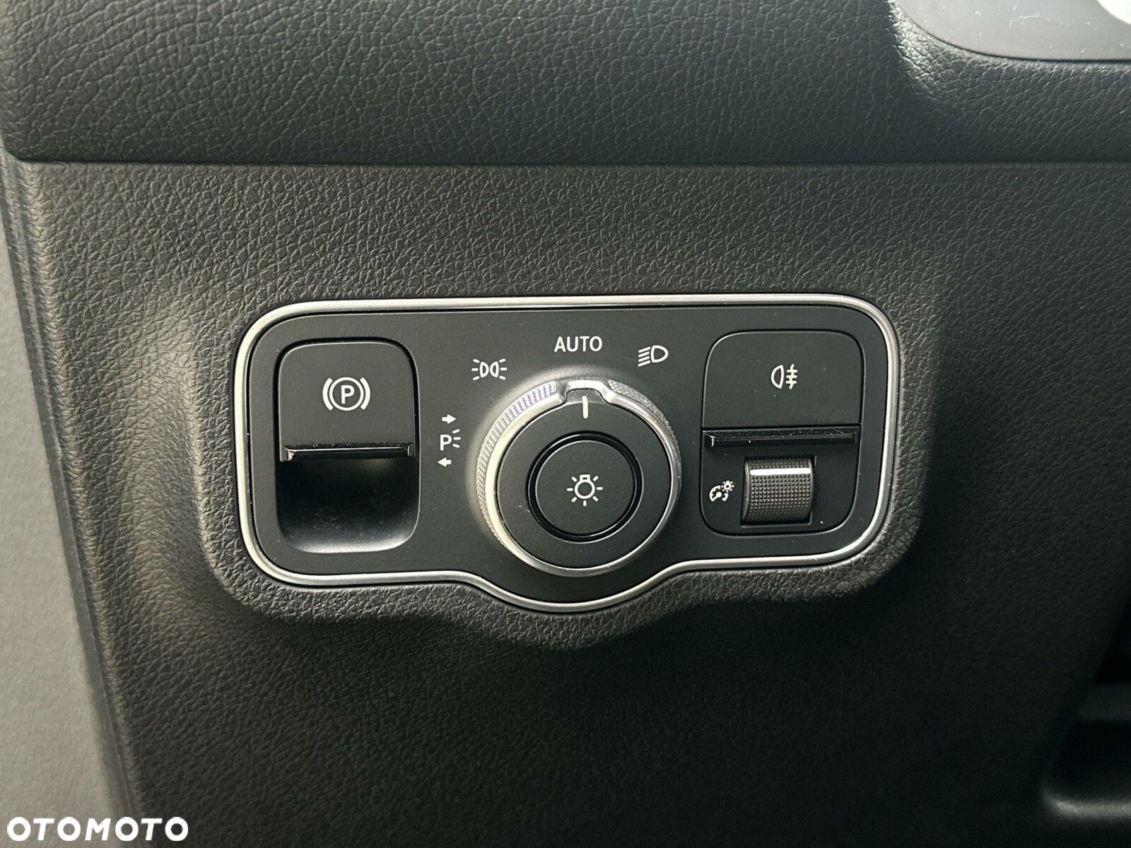 Mercedes-Benz GLB 200 Progressive 7G-DCT - 24