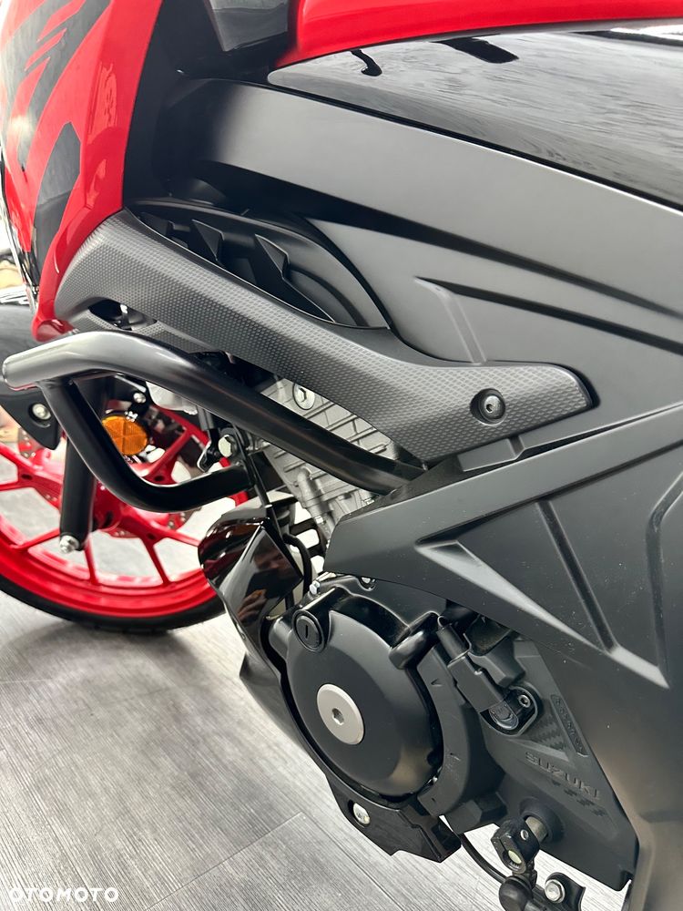 Suzuki GSX - 32