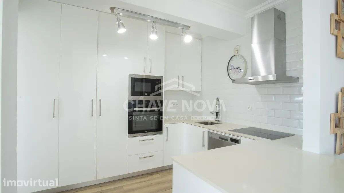Apartamento T4 com varanda e ar condicionado - Grande imagem: 3/48