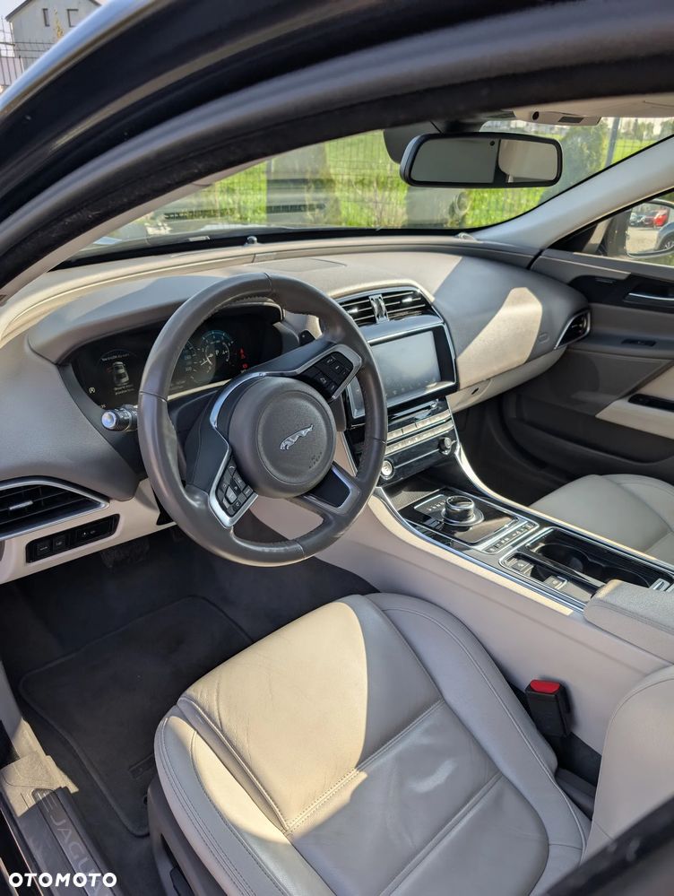 Jaguar XE 2.0 T Prestige - 21