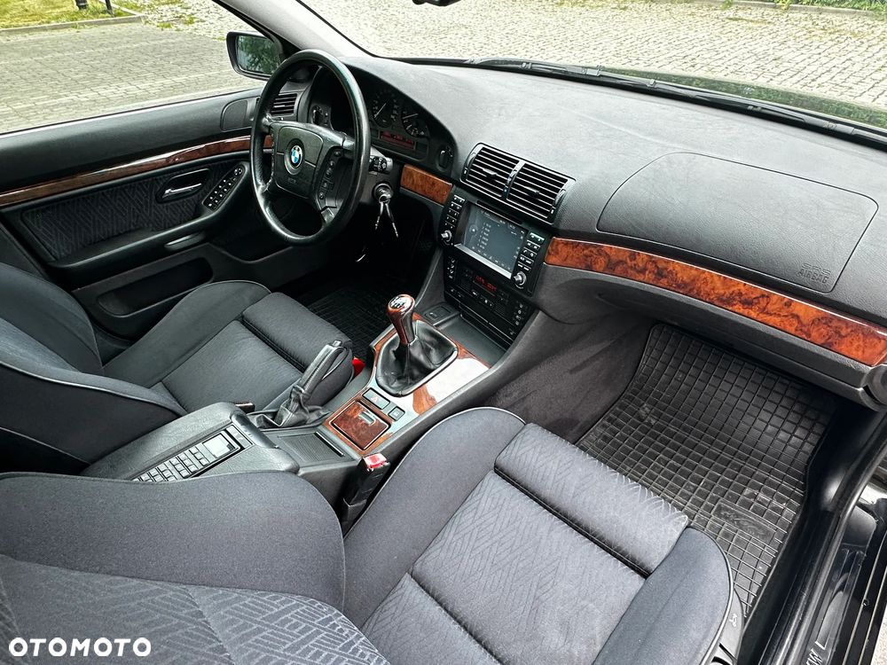 BMW Seria 5 540i - 32