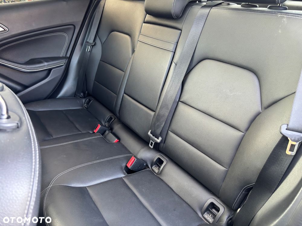 Mercedes-Benz GLA 250 4Matic 7G-DCT UrbanStyle Edition - 24