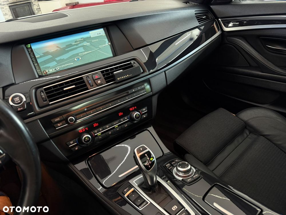 BMW Seria 5 525d xDrive - 11