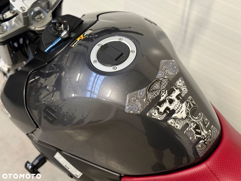 Suzuki GSR - 27