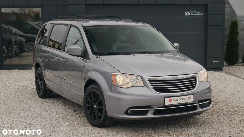 Chrysler Town & Country - 2