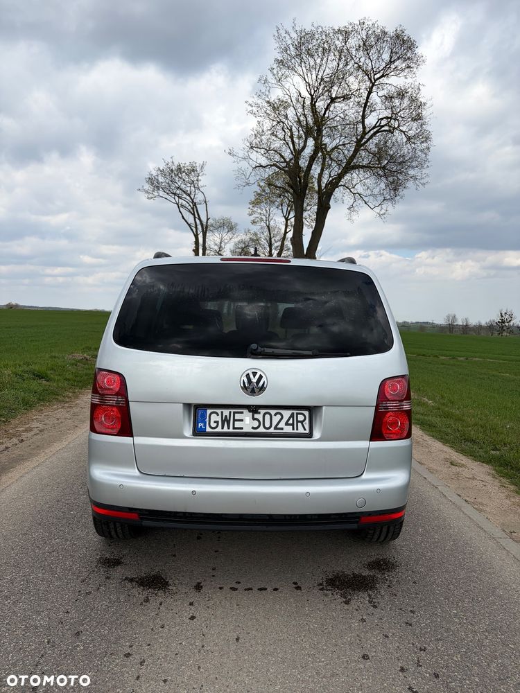 Volkswagen Touran 1.9 TDI DPF BlueMot Conceptline - 4