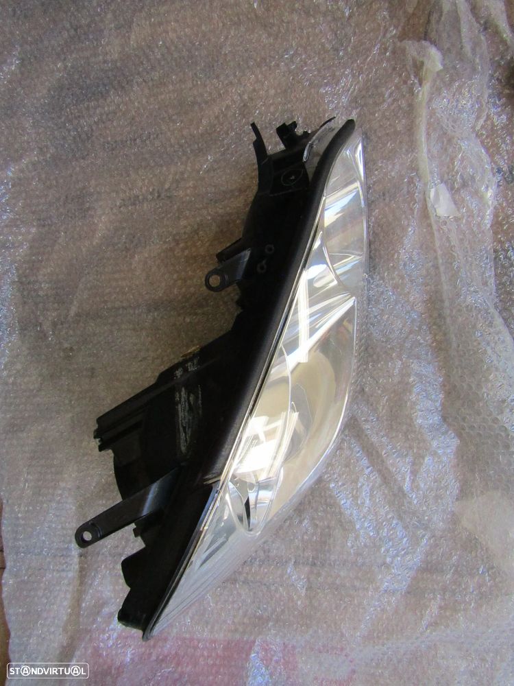 Farol direito Toyota Corolla Verso ano 2005 original , ver detalhes - 2