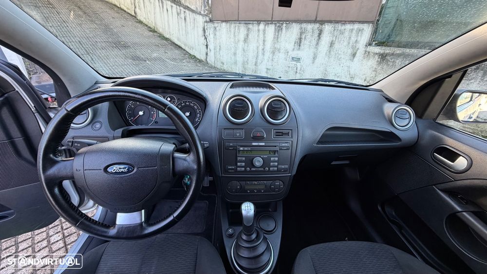 Ford Fiesta 1.25 Ghia - 8