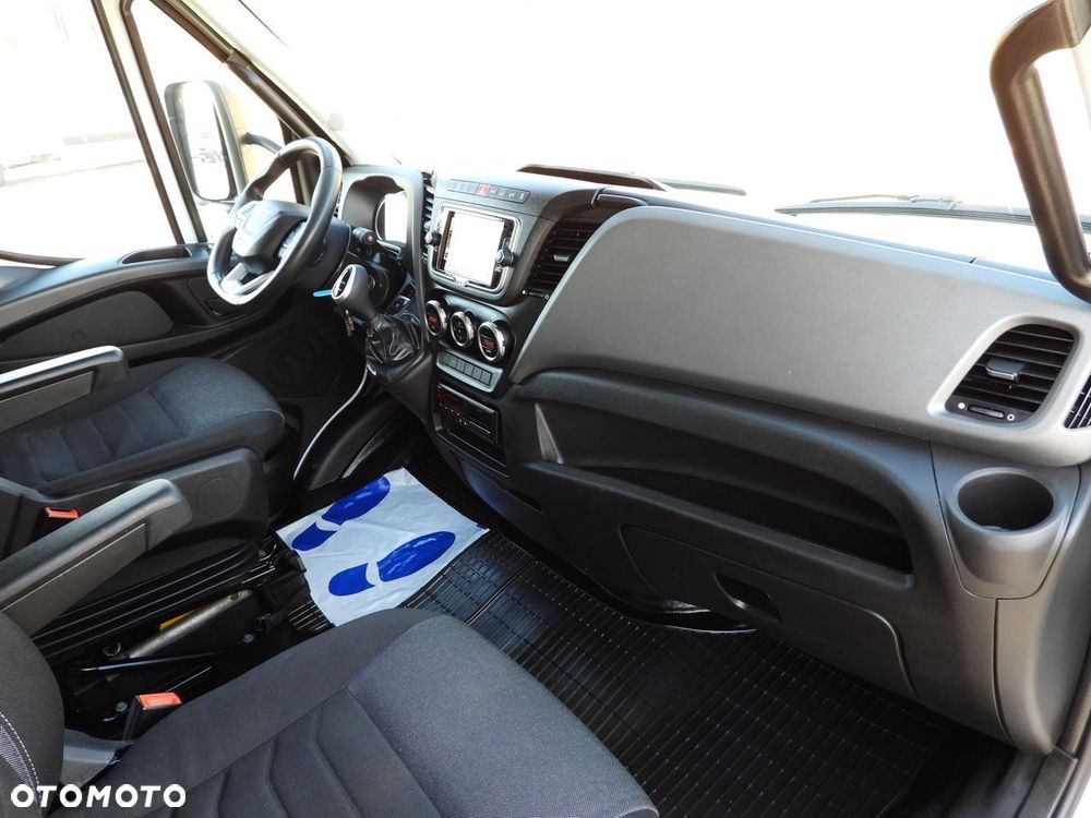 Iveco DAILY 70C18 PLANDEKA WINDA 16 PALET WEBASTO TEMPOMAT NAWIGACJA LEDY PNEUMATYKA AUTOMAT HI-MATIC BLIŹNIACZE KOŁA KLIMATYZACJA  180KM - 40