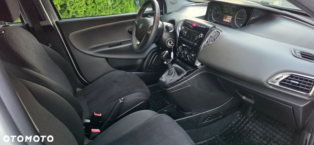 Lancia Ypsilon 1.2 8V Silver - 17