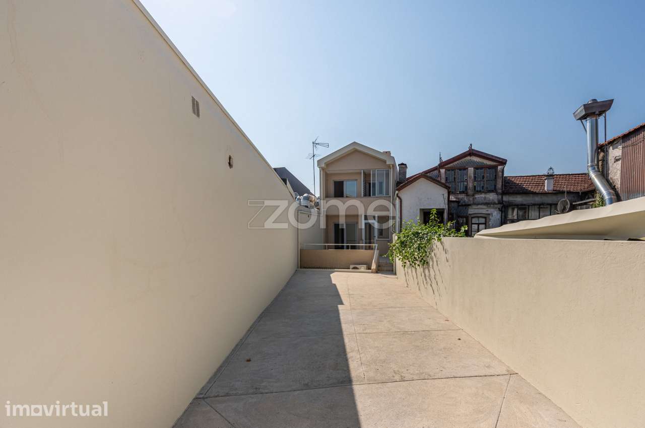 Prédio com Loja + 2 Apartamentos T1 e Terreno | Centro de Valongo - Grande imagem: 2/51