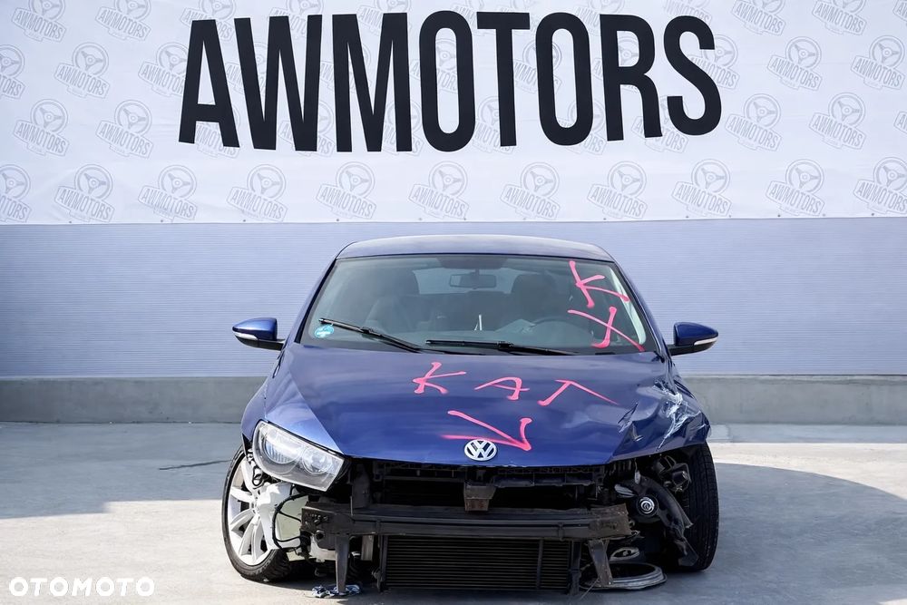 VOLKSWAGEN SCIROCCO 2009 *SAMOCHÓD NA CZĘŚCI* 4445 P6 / D5Q MASKA, LAMPA, DRZWI, LUSTERKO, ZDERZAK, GRILL, BŁOTNIK, KLAPA, BELKA, DESKA, FOTELE, KANAPA, ĆWIARTKA KIEROWNICA, TARCZE, ZACISKI, ZAWIESZENIE, KOMPLETNY PRZÓD, KOMPLETNY TYŁ, LICZNIK, ZEGARY, PRAWE LEWE PRZÓD TYŁ - 2
