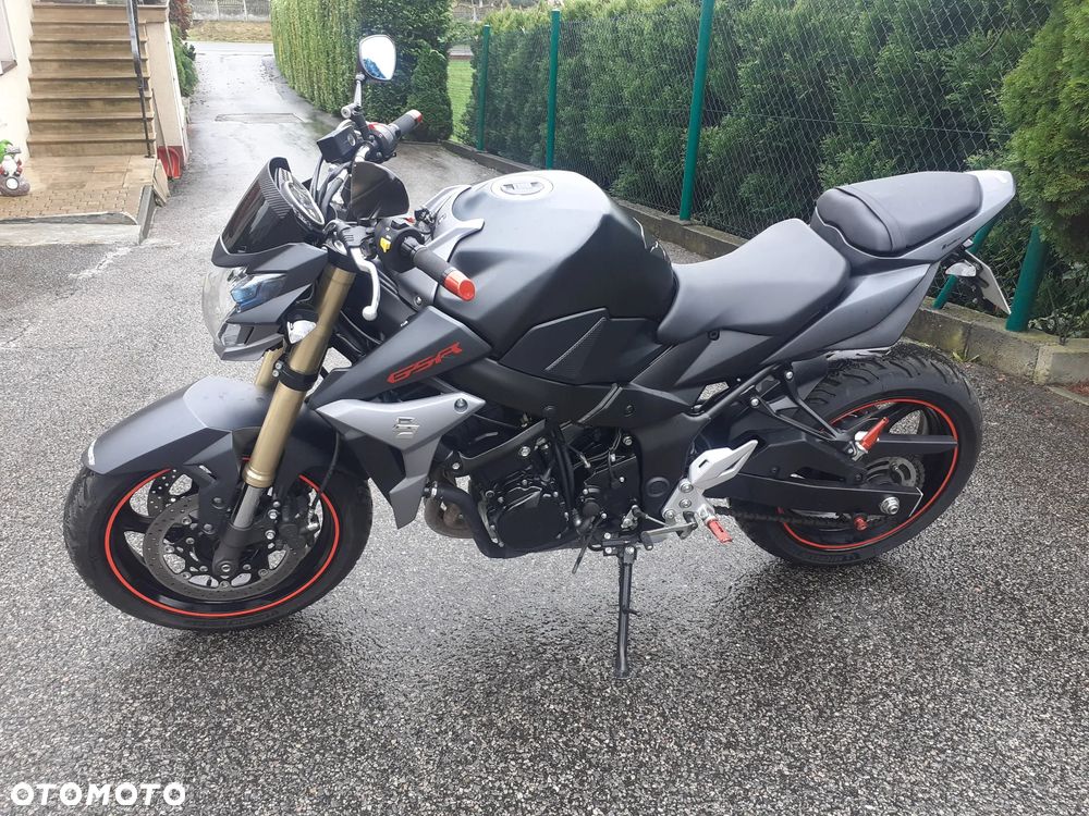 Suzuki GSR - 4