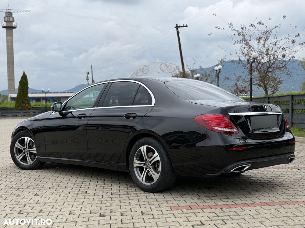Mercedes-Benz E 220 d 4Matic T 9G-TRONIC Avantgarde - 4