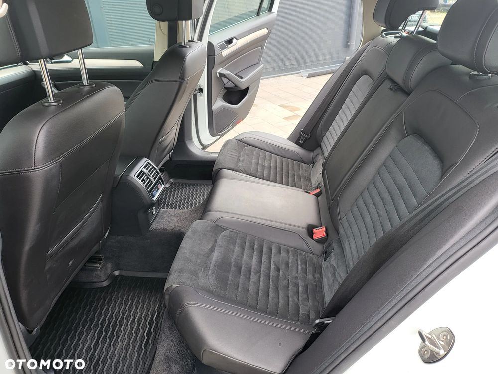 Volkswagen Passat Variant 2.0 TDI SCR 4Motion DSG Highline - 24