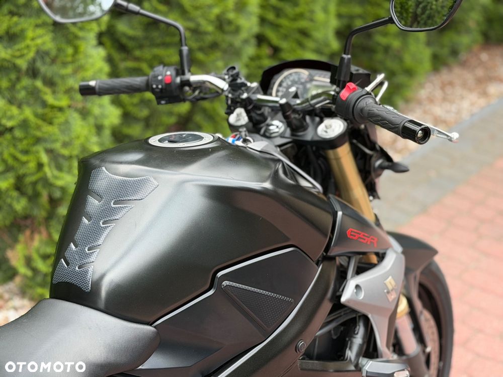 Suzuki GSR - 14