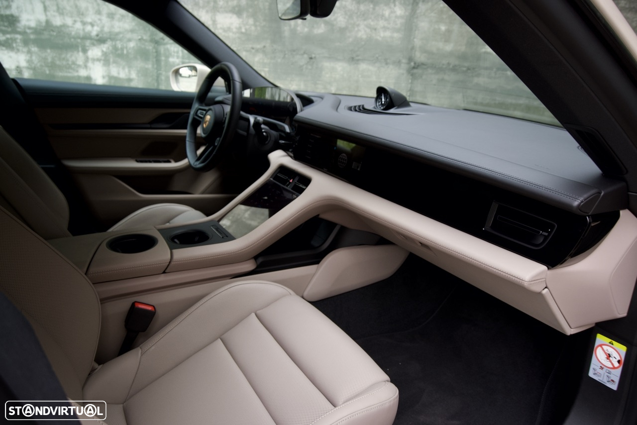 Porsche Taycan Cross Turismo 4S - 15